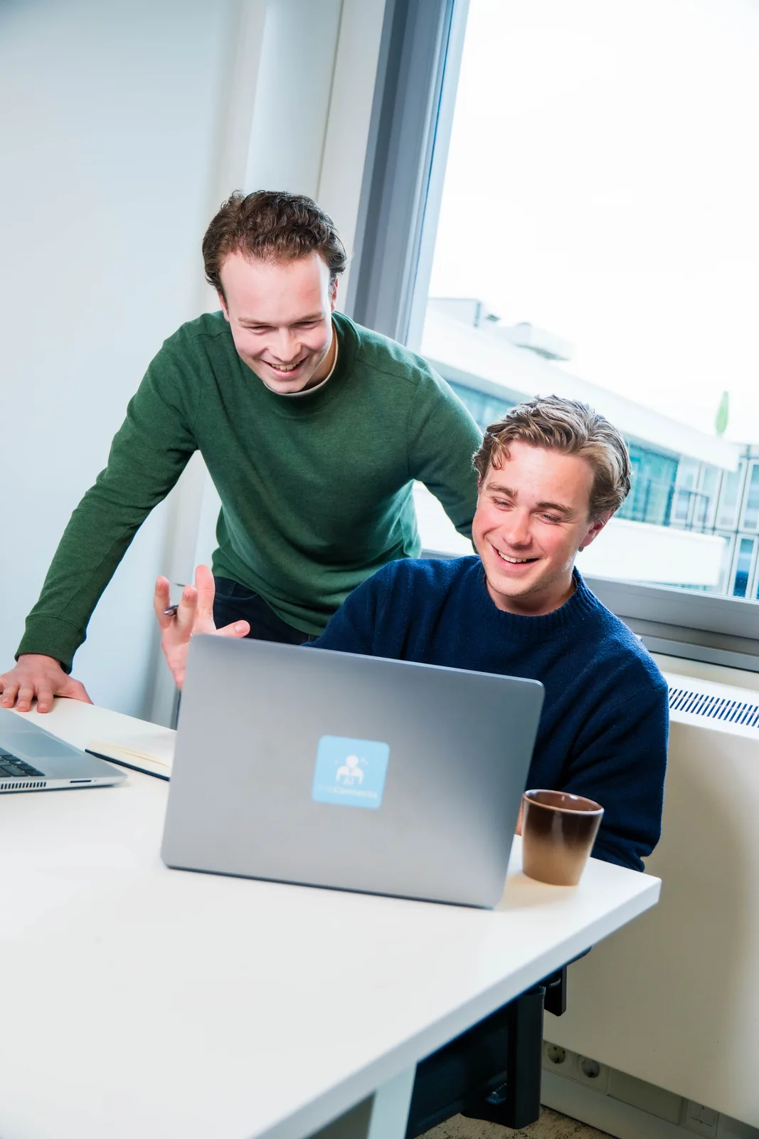 Samenwerken achter de laptop tijdens een training