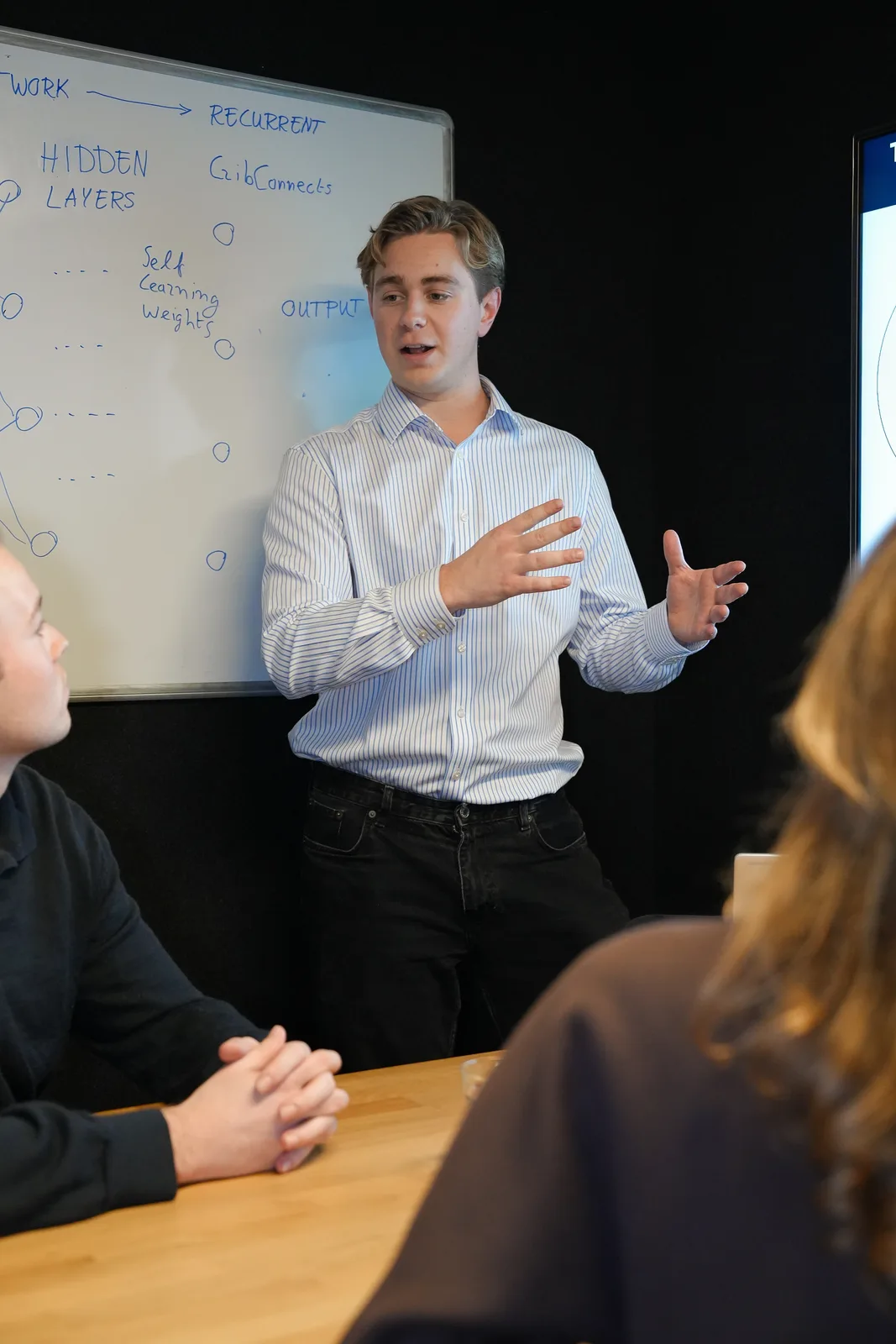 Uitleg over neurale netwerken bij het whiteboard