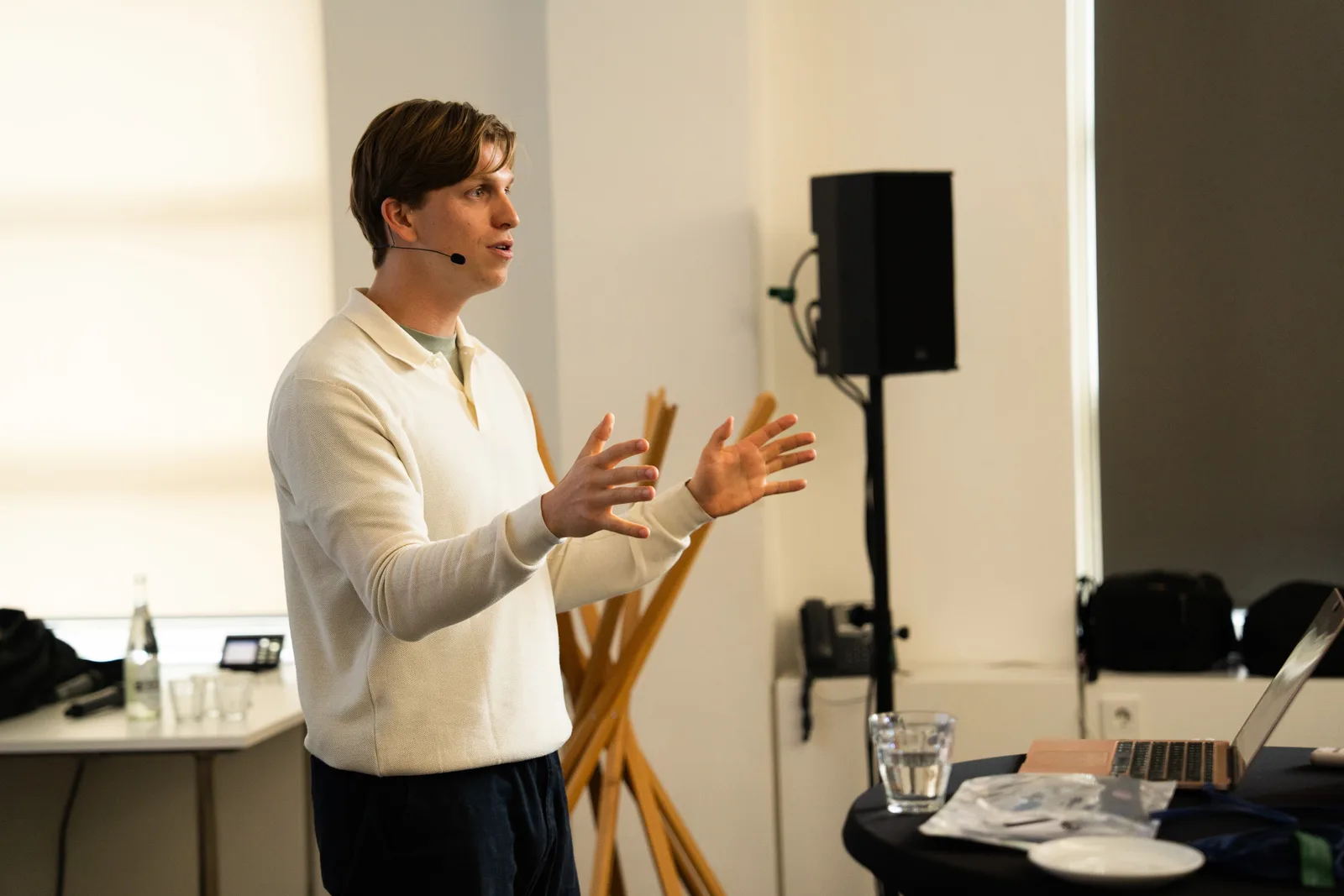 Keynote-spreker van CribConnects AI met headset