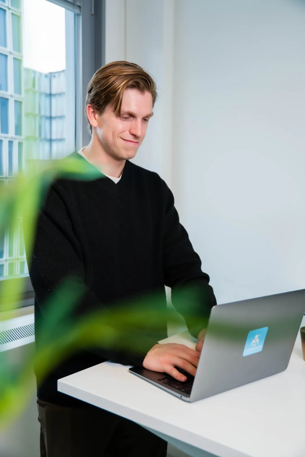 Engineer van CribConnects AI bouwt aan een oplossing