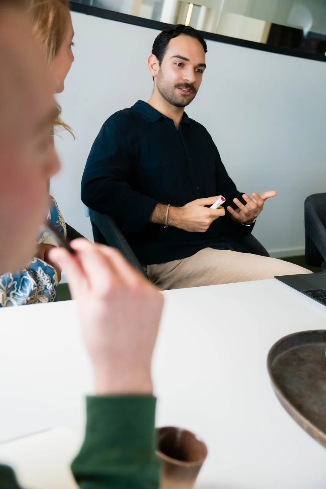 Adviesgesprek over AI-governance bij CribConnects AI