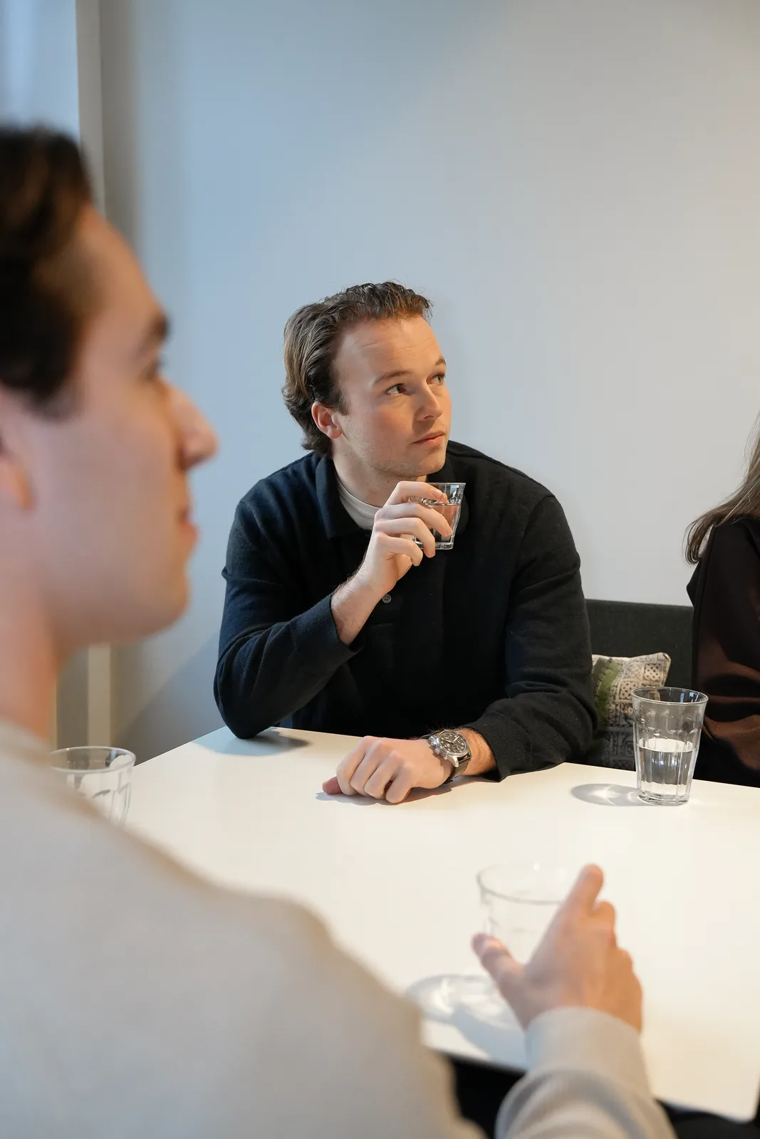 Aandachtig luisteren tijdens een strategiesessie