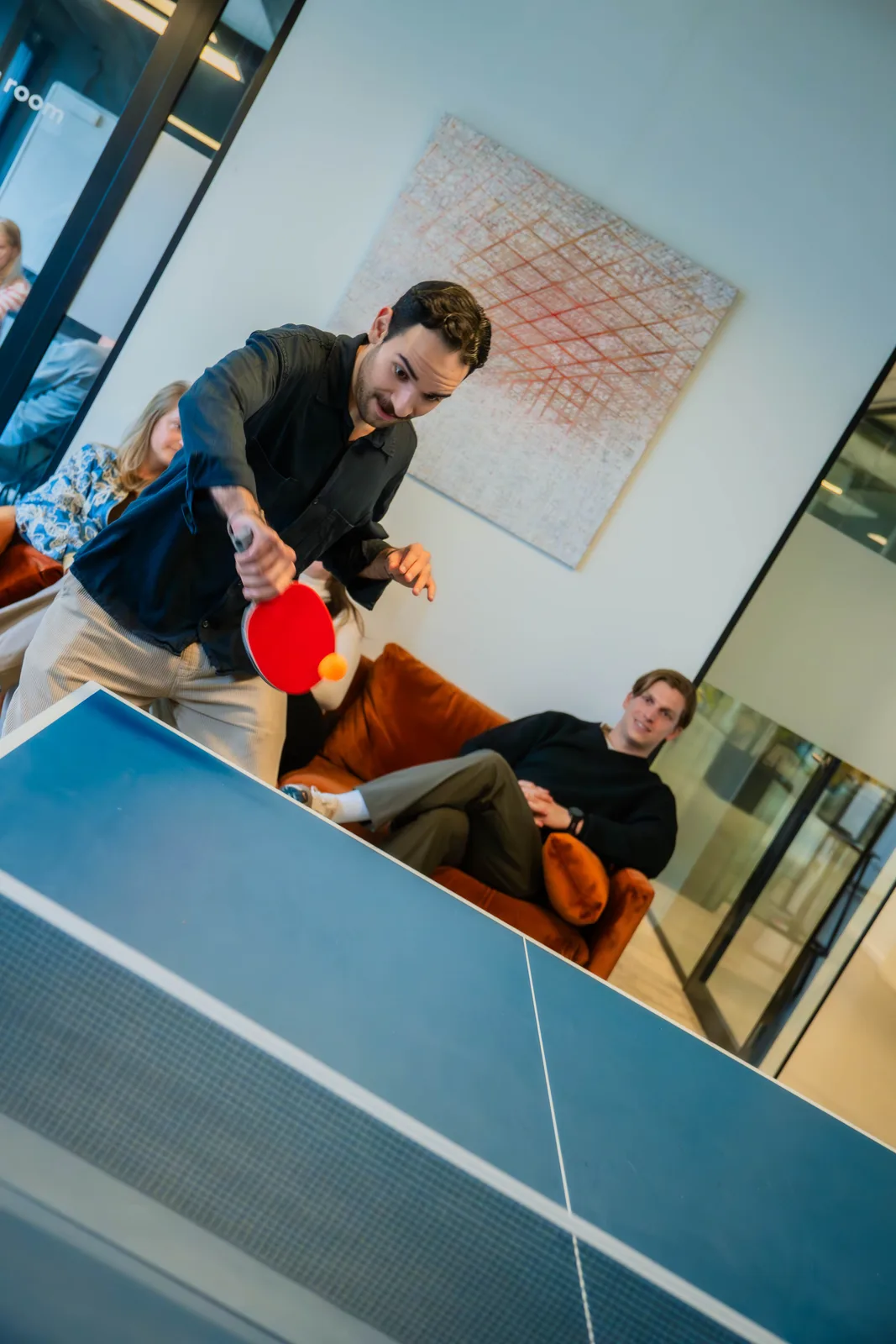 Potje tafeltennis op kantoor bij CribConnects AI