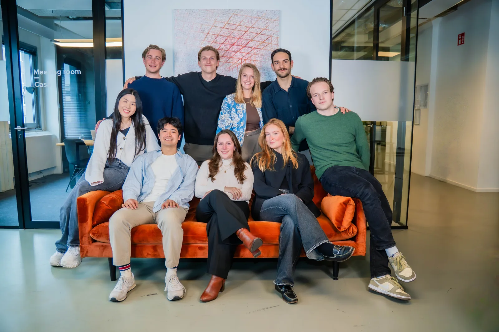 Het team van CribConnects AI samen op de bank in Amsterdam