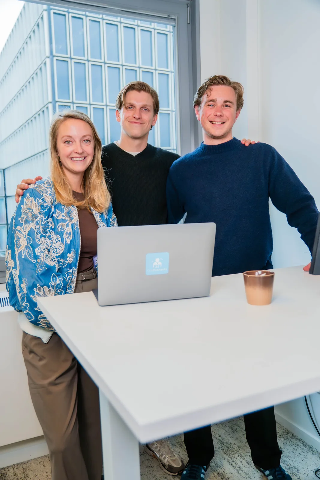 Drie collega's van CribConnects AI op kantoor