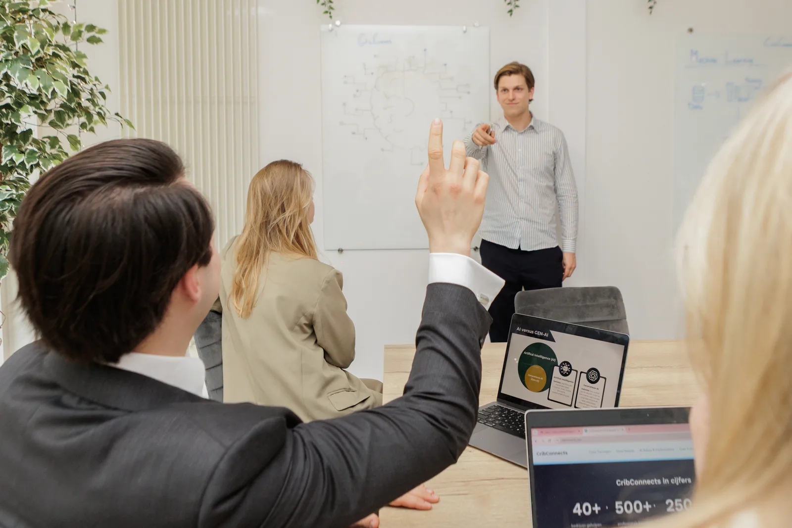 Vraag uit de groep tijdens een AI-workshop van CribConnects AI