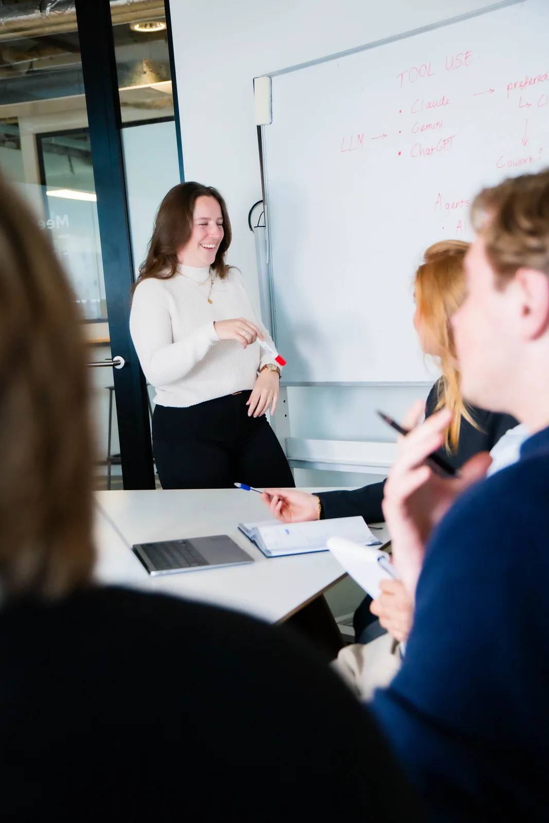 Trainer van CribConnects AI bij het whiteboard over AI-tools